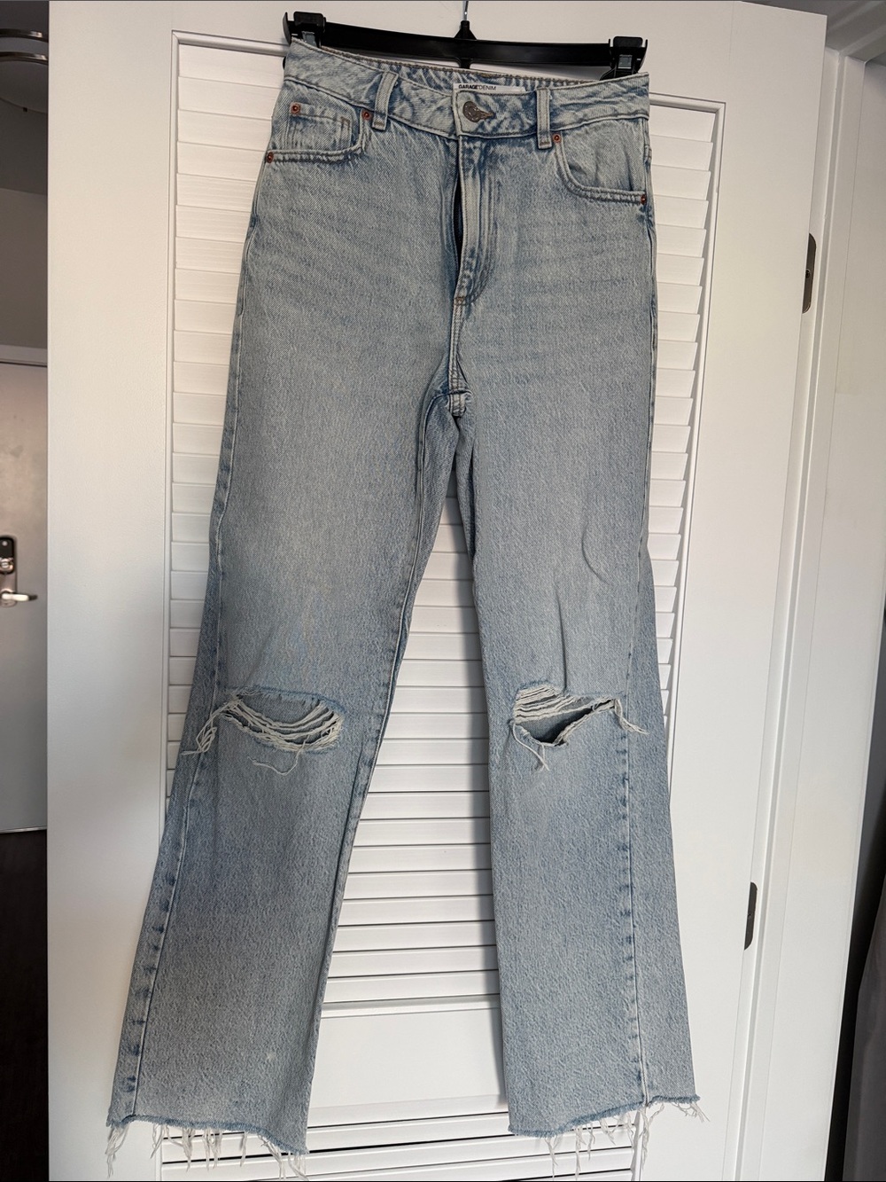 Garage Light Blue 90’s Straight-Leg Distressed Jeans